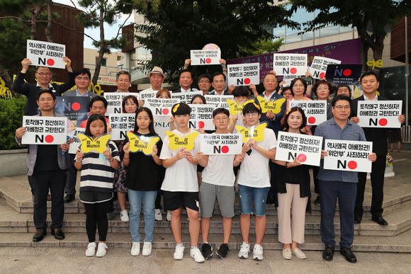 14일 광산구 평화의 소녀상 시민모임이 제2회 일본군 '위안부' 피해자 기림의 날 기념행사를 갖고, 일본 정부의 공식사과를 요구했다. ⓒ 광산구 평화의 소녀상 시민모임