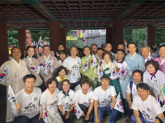 15일 보신각 타종행사에 참여한 후 박원순 서울시장과 함께한 ‘광주시민의병대’ Ⓒ광주 시민의병대