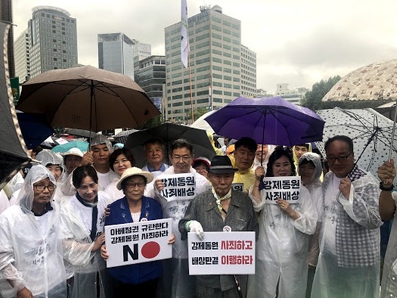 15일 일본 미쓰비시 공장에 끌려가 갖은 고초를 겪은 이춘식 할마버지, 양금덕 할머니와 함께 한 ‘광주시민의병대’. Ⓒ광주시민의병대