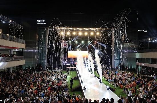 18일 오후 국립 아시아문화전당 국립아시아문화전당 예술극장 야외무대에서 '2019 광주세계마스터즈수영대회' 폐회식이 열리고 있다. ⓒ 연합뉴스