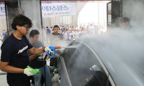 지난 19일 경기도 평택시 소사동에 위치한 동방사회복지회 부지 내에서 발달장애인 등 사회적 취약계층 고용을 위한 세차장 및 카페 개소식에서 스팀스테이션(세차장) 직원들이 차량 세차를 하고 있다. ⓒ 서부발전