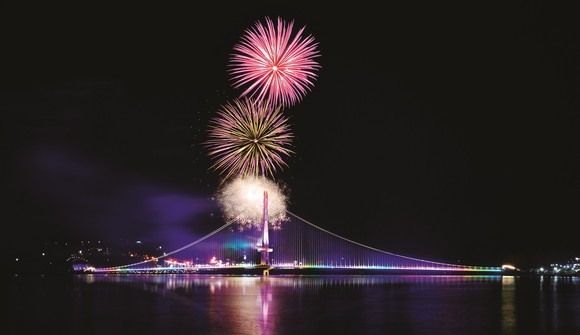 예당호 출렁다리 불꽃놀이 장면. ⓒ 예산군