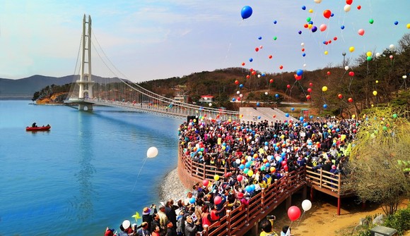 예당호 출렁다리 관광객 모습. ⓒ 예산군