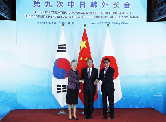 21일 오전 중국 베이징(北京) 구베이수이전(古北水鎭)에서 '제9차 한·중·일 외교장관 회의'가 열리는 가운데, 강경화 외교부 장관과 왕이(王毅) 중국 외교 담당 국무위원 겸 외교부장, 고노 다로(河野太郞) 일본 외무상이 회담에 앞서 기념촬영을 하고 있다. ⓒ 연합뉴스