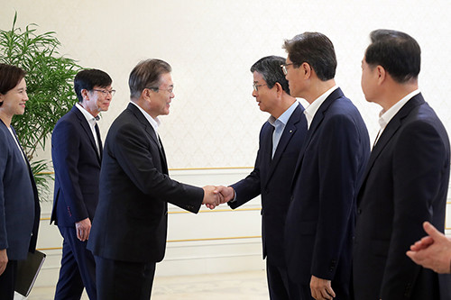 문 대통령은 국립대 총장 초청 오찬간담회에서 "국립대학이 지역혁신의 거점이 돼 달라"며 미래 융합형 교육과 인재양성의 필요성, 소재·부품 등 원천기술 확보의 중요성을 강조했다. ⓒ 청와대