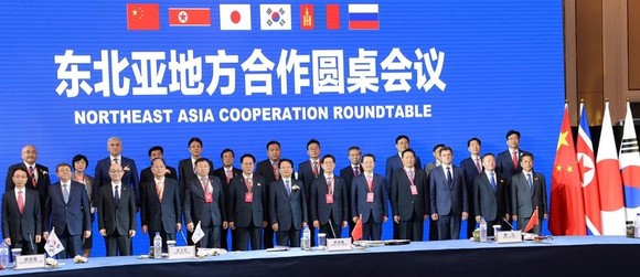양승조 충남도지사가 북한과 중국, 일본 등 동북아시아 지방정부 대표들에게 역내 평화와 공동 번영을 위한 정책 공유를 제안 발표 후 단체 기념촬영을 하고 있다. ⓒ 충남도