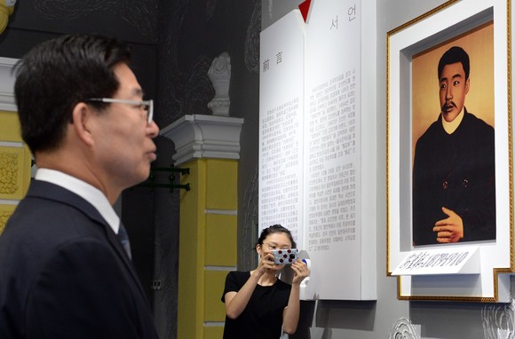양승조 충남도지사가 23일 중국 헤이룽장성 하얼빈 안중근 의사 기념관을 찾아 안 의사의 사진을 보고 있다. ⓒ 충남도