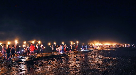 지난해 신비의 바닷길 축제 횃불어업 재현 모습. ⓒ 보령시