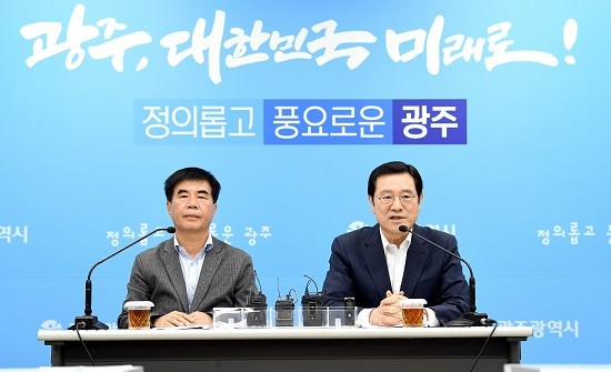이용섭 광주광역시장이 20일 오후 시청 5층 브리핑실에서 윤종해 한국노총 광주지역본부 의장과 광주글로벌모터스 운영방향 관련 공동 기자간담회를 하고 있다. ⓒ 광주광역시