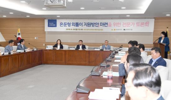 광주광역시의회는 26일 오후 '은둔형외톨이 지원방안 마련을 위한 전문가 토론회'를 개최했다. 이번 토론회에는 정무창 시의원이 좌장을 맡고 신수정 시의원이 토론자로 참석했다. ⓒ 광주광역시의회