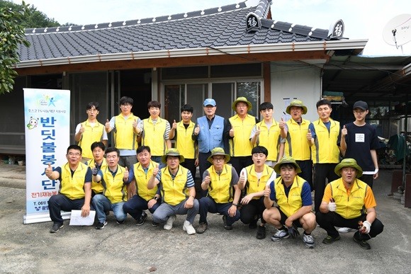 광양제철소 전기수리봉사단이 기념촬영을 하고 있다. ⓒ 광양제철소