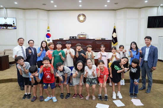 수성구청소년수련관 학생들이 의회 견학 및 모의의회 체험후 기념촬영을 하고 있다. ⓒ 대구 수성구청