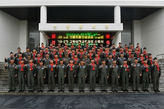 27일 공군 제1전투비행단 기지강당에서 2019년-2차 고등비행교육과정 수료식을 거행했다. 김준식 공군참모차장이 주관한 이번 수료식에서 58명의 신임 조종사들이 탄생했다. ⓒ 공군 제1전투비행단