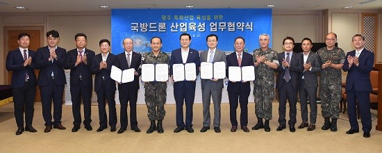 이용섭 광주광역시장이 27일 오후 시청 비즈니스룸에서 광주 특화산업 육성을 위한 '국방 드론산업 육성 업무 협약식'에 참석해 협약서에 서명한 후 기념촬영을 하고 있다. 왼쪽 다섯번째부터-김지찬 LIG넥스원 대표이사, 소영민 제32보병사단장, 이용섭 광주광역시장, 박상규 한국전자통신연구원 부원장, 조문수 한국드론산업진흥회장. ⓒ 광주광역시