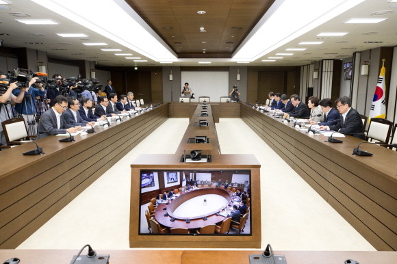 이낙연 국무총리가 28일 오전 세종특별자치시 정부세종청사에서 열린 '일본 수출규제 대응 확대 관계장관회의 겸 제7회 과학기술관계장관회의' 를 주재하고 있다. 이날 열린 회의에 유영민 과학기술정보통신부 장관, 진 영 행정안전부 장관, 김현미 국토교통부 장관, 박능후 보건복지부 장관, 장병규 4차산업혁명위원회 위원장, 김성수 과학기술정보통신부 과학기술혁신본부장 등이 참석했다. ⓒ 과학기술정보통신부