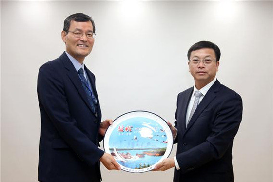 (왼쪽)중국 옌청시 차오루바오 시장, (오른쪽)새만금개발청 김일환 차장. ⓒ 새만금개발청