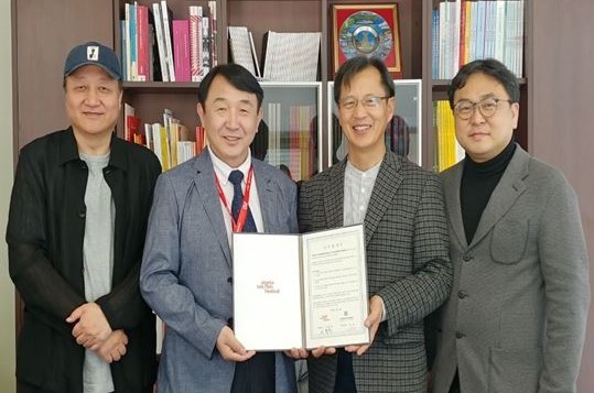 홍성국제단편영화제, 전주국제영화제와 MOU체결 후 기념촬영을 하고 있다. ⓒ 홍성군