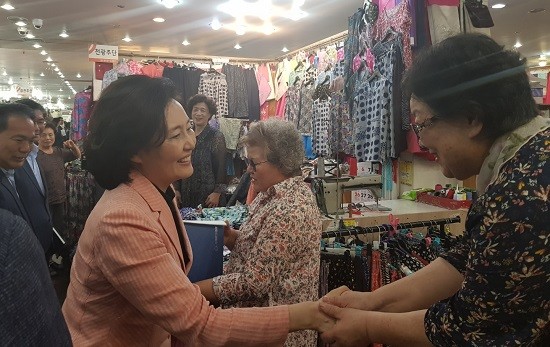 여수중앙시장을 찾은 박영선 중소벤처기업부 장관이 시장 상인들을 만나고 있다. ⓒ 중소벤처기업부 광주전남청