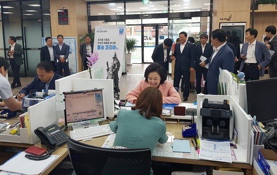 박영선 중소벤처기업부 장관은 28일 NH농협 여수시지부를 방문해 '필승코리아펀드'에 가입했다. ⓒ 중소벤처기업부 광주전남청