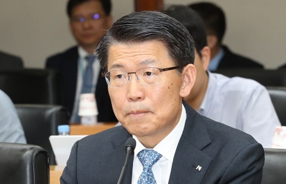 은성수 금융위원장 후보는 "DLF 사건에서 불완전 판매가 확인되면 분쟁조정에 따라 적절한 손실보상이 이뤄지도록 할 것"이라는 요지의 답변을 한 바 있다. ⓒ 연합뉴스
