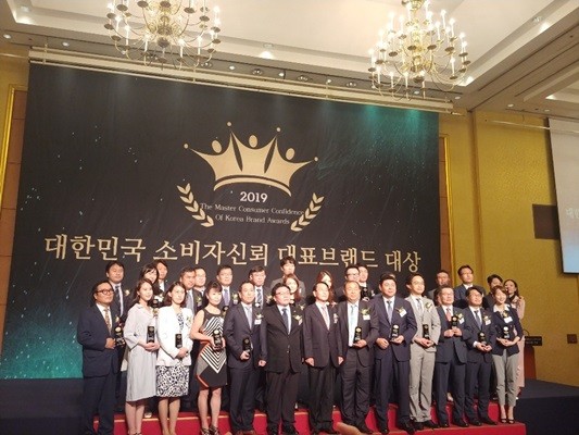 지난 28일 서울 그랜드힐튼 호텔에서 열린 '2019년 대한민국 소비자신뢰 대표브랜드 대상' 시상식에서 수상자들이 기념촬영을 하고 있다. ⓒ 광양시