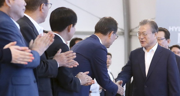 미국과의 관계 경색도 두렵지 않다는 식으로까지 읽히는 각종 발언이 쏟아지는 와중에 문재인 대통령이 해외 순방에 나선다. 동남아 외교망 구축에 현재의 기조가 어떻게 작용할지 주목된다. ⓒ 청와대