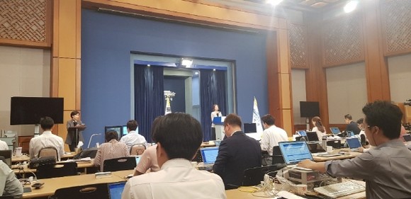 청와대 관계자들이 대외적으로 복잡한 이슈에 강경하고 교과서적인 경직 발언을 내놓는 경향이 강해진다는 우려가 나온다. 사진은 고민정 청와대 대변인의 브리핑을 듣는 기자들의 모습. = 임혜현 기자