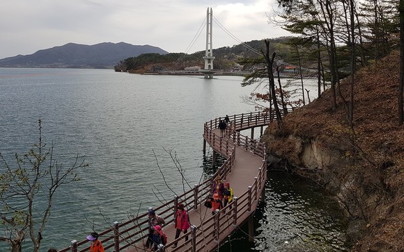출렁다리와 데크길 모습. ⓒ 예산군