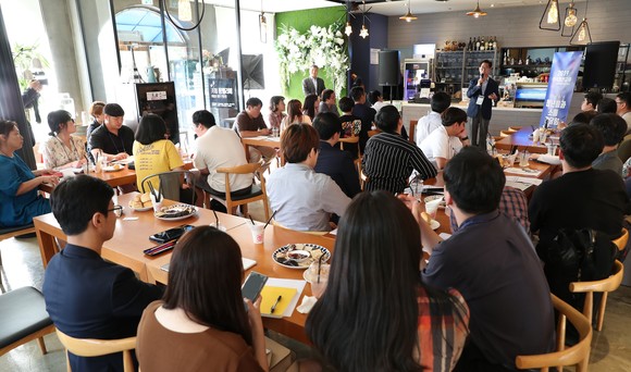 양승조 지사가 지난 31일 아산 지중해마을에서 청년들과 소통 간담회를 갖고 있다. ⓒ 충남도