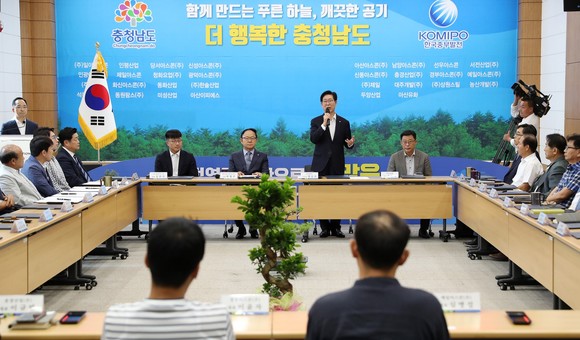 양승조 지사와 박형구 중부발전 사장 및 김민석 일아아스콘 대표 등 30개 대표와 온실가스 감축 및 미세먼지 저감을 위한 청정 연료 전환 사업 업무협약 체결을 위한 논의을 하고 있다. ⓒ 충남도