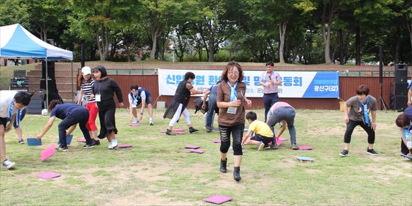 더불어민주당 당원인 공병철 광산구의원 사회로 진행된 명랑운동회에서 당원들이 신나는 게임을 벌이며 단합에 나섰다. ⓒ 민주당 광산갑 지역위원회