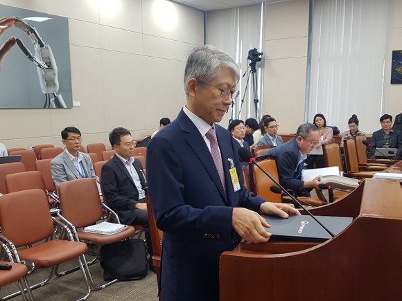 최기영 과학기술정보통신부 장관 후보가 청문회 모두발언을 준비하고 있다. = 황이화 기자