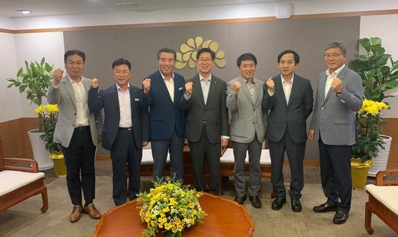 김동일 보령시장은 2일 충남도청을 방문해 양승조 지사와 도비 확보를 위한 사업을 건의 후 관계자들과 기념촬영을 하고 있다. ⓒ 보령시
