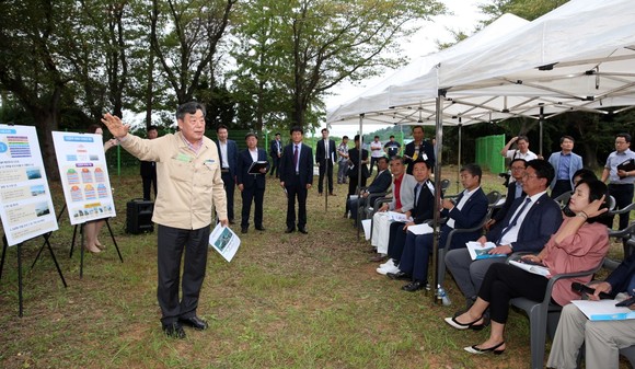 충남교직원 휴양시설 대상지인 '고남초 영항분교'를 찾아 부지견학 및 현황보고, 질의응답 등의 시간을 가졌다. ⓒ 태안군