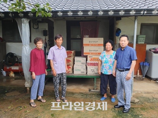 주암휴게소가 후원물품을 전달하며 기념촬영을 하고 있다. ⓒ 주암휴게소