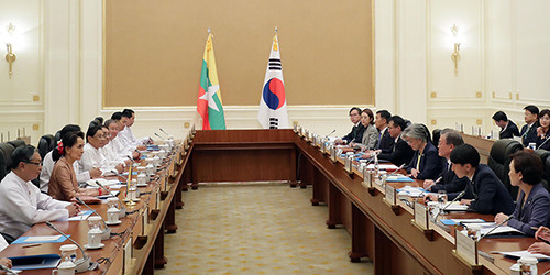 문재인 대통령은 아웅산 수찌 국가고문과 정상회담을 갖고 양국의 활발한 문화적·인적 교류가 지속되기를 희망했다. ⓒ 청와대