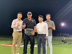 제프 크리텐든(왼쪽 두 번째)이 2019 볼빅 월드 롱 드라이브 챔피언십 마스터스 디비전에서 우승한 뒤 볼빅 문경안 회장(오른쪽 두 번째)과 기념촬영을 하고 있다. ⓒ 볼빅