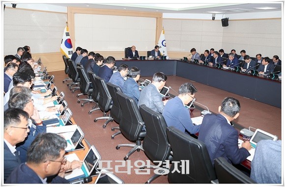 9월 중 확대간부회의를 열고 부서별 현안사항을 공유하고 논의하고 있다. ⓒ 광양시