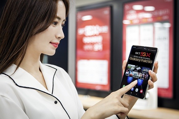 모델이 삼성전자 폴더블 스마트폰 '갤럭시폴드 5G'를 소개하고 있다. ⓒ SK텔레콤