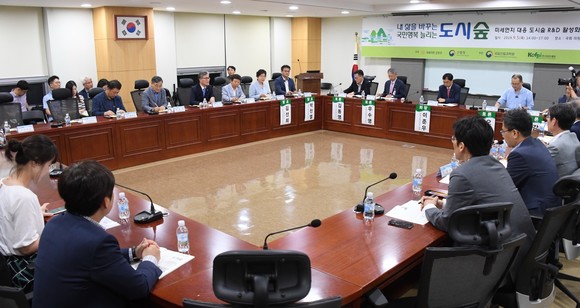 김재현 산림청장이 5일 서울 국회 의원회관에서 열린 '미세먼지 대응 도시숲 연구개발 활성화 심포지엄'에서 인사말을 하고 있다. ⓒ 산림청