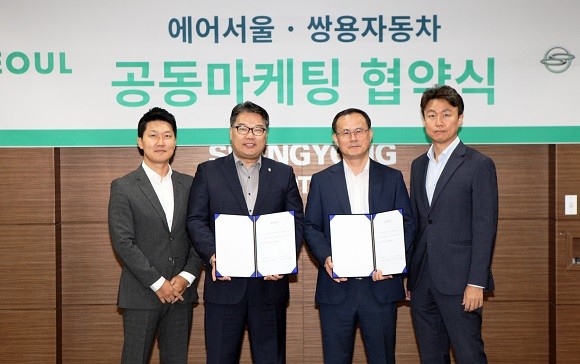 지난 8월 쌍용차 서울사무소에서 김광호 쌍용차 국내영업본부 상무(사진 가운데 오른쪽)와 조진만 에어서울 경영본부장(사진 가운데 왼쪽) 등 관계자들. ⓒ 쌍용자동차
