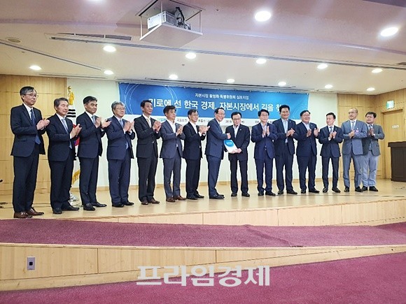 최운열 자본시장 활성화 특별위원회 위원장이 지난 10개월간 자본시장특위 활동을 통해 도출된 '자본시장 핵심과제'를 정책 '백서'로 취합해 이해찬 당 대표에게 전달하고 있다. ⓒ 프라임경제