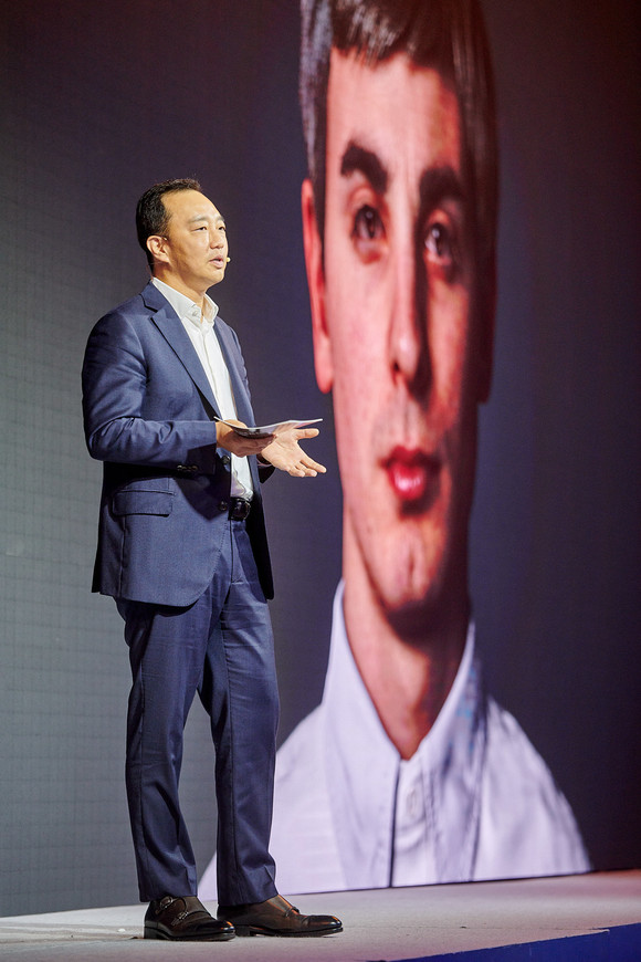 장화진 한국IBM 사장이 'IBM 데이터 인공지능 포럼'에서 디지털 휴먼 '빈센트'와 대화하고 있다. ⓒ한국IBM
