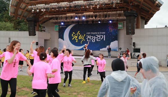 야간건강체조교실 시범 장면. ⓒ 아산시