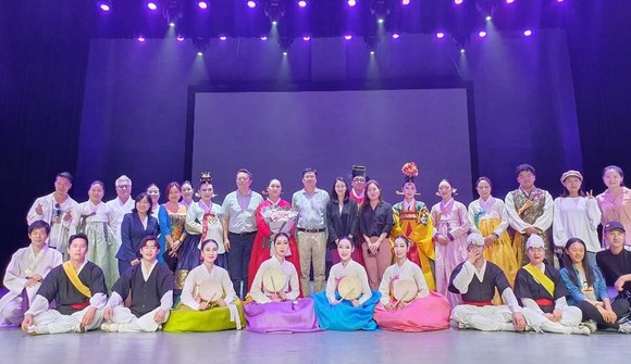 '2019 다채귀주문화예술제'에 참가 공연 후 단체 기념촬영을 하고 있다. ⓒ 세종시문화재단