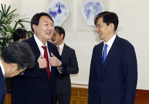임명 직후의 윤석열 검찰총장과 조국 당시 청와대 민정수석이 조우한 모습. ⓒ 연합뉴스