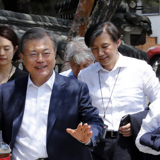 많은 논란에도 법무부 장관 발탁을 강행할 정도로 문재인 정부는 검찰 수술을 강하게 바란다. 조국이 아니면 안 된다는 절박함과 믿음은 물론 레임덕에 대한 걱정도 깔려 있다. ⓒ 연합뉴스