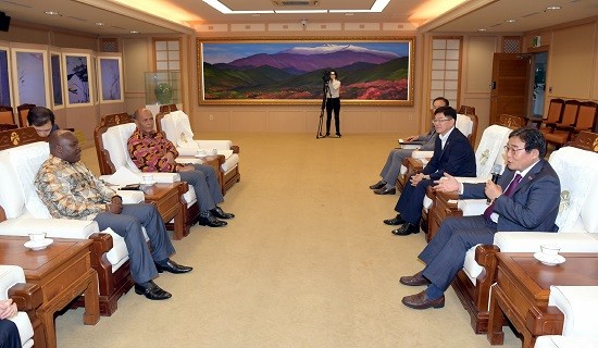 이병훈 광주광역시 문화경제부시장이 6일 오전 시청 3층 비즈니스룸에서 조셉 쿠드조(Joseph Cudjoe) 가나 에너지부 차관과 접견하고 있다. ⓒ 광주광역시