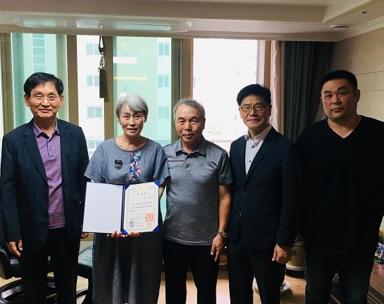 광주지방보훈청은 독립유공자 고 강사채 선생의 자녀 김경옥 님의 자택을 찾아 대통령 표창을 전수했다. ⓒ 광주지방보훈청