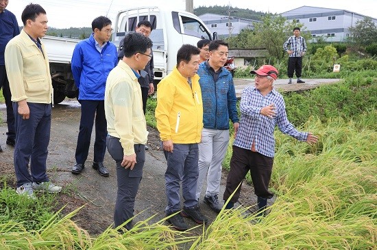 구충곤 화순군수가 태풍 '링링' 피해 현장을 찾아 피해 농가의 애로 사항 등을 청취하고 있다. ⓒ 화순군